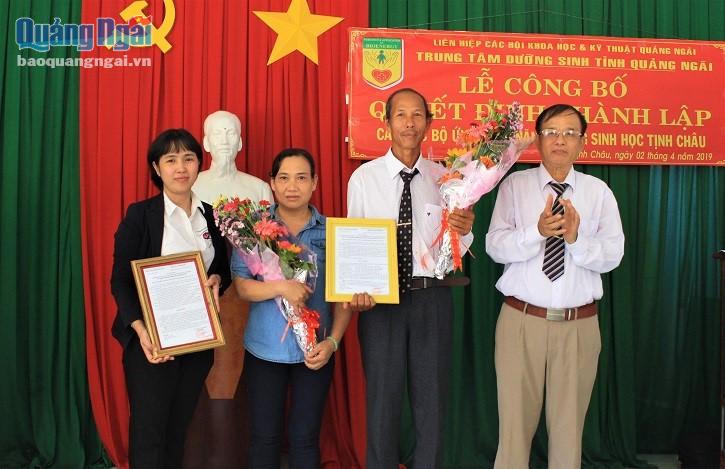 Giám đốc Trung tâm Dưỡng sinh tỉnh Nguyễn Thanh Tịnh trao quyết định thành lập cho Ban Chủ nhiệm CLB.
