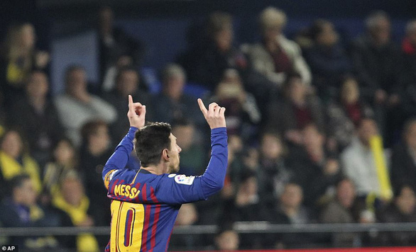  Messi ăn mừng bàn thắng rút ngắn tỉ số xuống 3-4 cho Barcelona - Ảnh: REUTERS