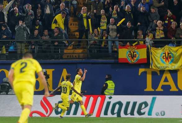   Niềm vui của các cầu thủ Villarreal sau khi ghi bàn vào lưới Barcelona - Ảnh: REUTERS