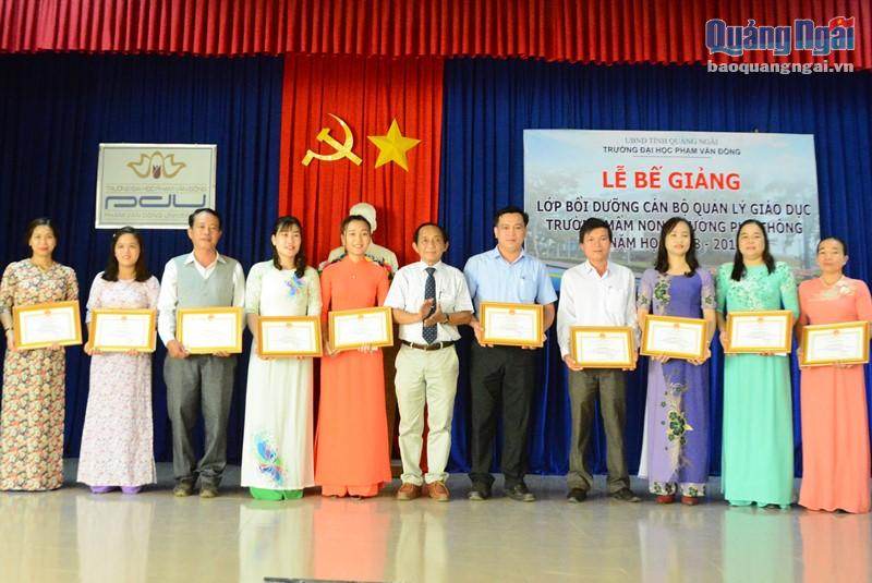 Hiệu trưởng Trường ĐH Phạm Văn Đồng, TS.Nguyễn Đăng Vũ khen thưởng cho các học viên.