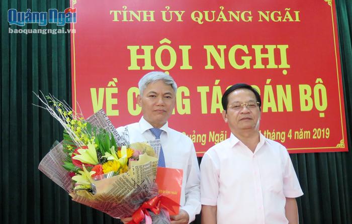 Ủy viên Trung ương Đảng, Bí thư Tỉnh ủy Lê Viết Chữ tặng hoa chúc mừng đồng chí Võ Văn Hào.