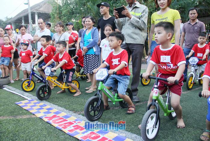 Trẻ em tham gia chương trình Cua-rơ nhí 2018 tại Trung tâm thể thao Trần Phú. Ảnh: TL