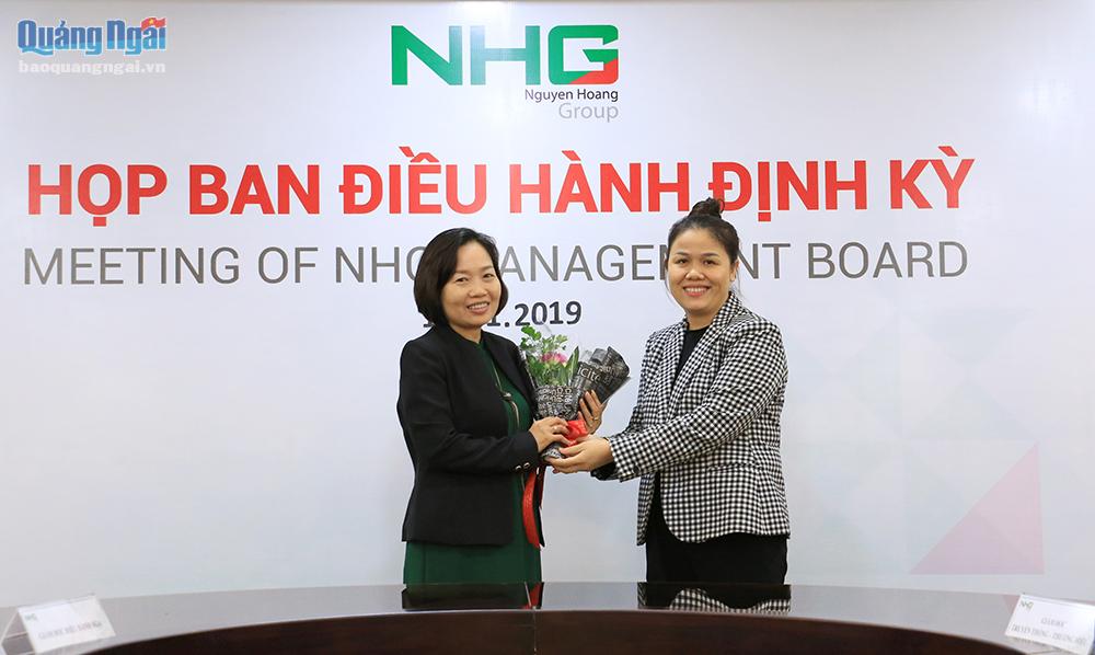 Bà Hoàng Nguyễn Thu Thảo, Tổng giám đốc NHG trao quyết định bổ nhiệm cho ThS. Trần Thị Kim Yến, Quyền Giám đốc Ban chuyên môn K-12 NHG
