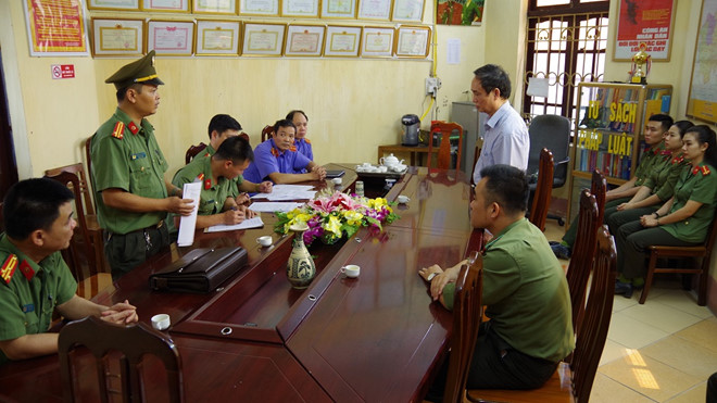 Cơ quan công an đọc lệnh khởi tố bị can đối với ông Phạm Văn Khuông, Phó Giám đốc Sở GD&ĐT tỉnh Hà Giang