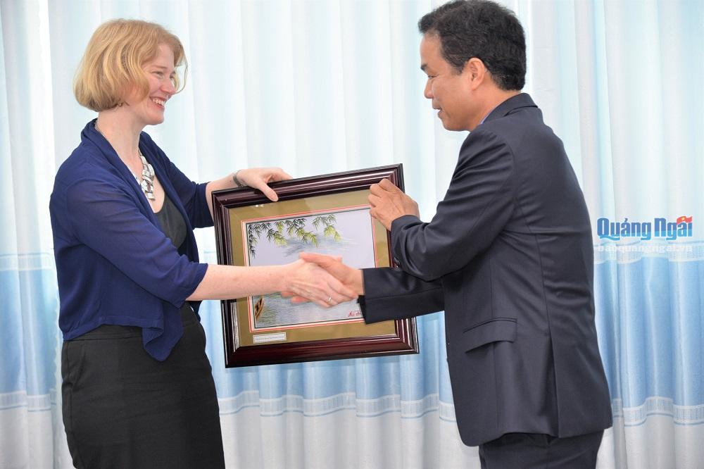 Phó Chủ tịch UBND tỉnh Đặng Ngọc Dũng tặng quà lưu niệm cho Đại sứ New Zealand tại Việt Nam nhân chuyến làm việc tại tỉnh