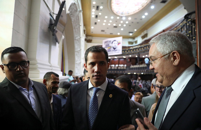 Lãnh đạo phe đối lập Venezuela Juan Guaido (giữa) đang tìm cách đóng băng tài sản Venezuela ở nước ngoài - Ảnh: REUTERS