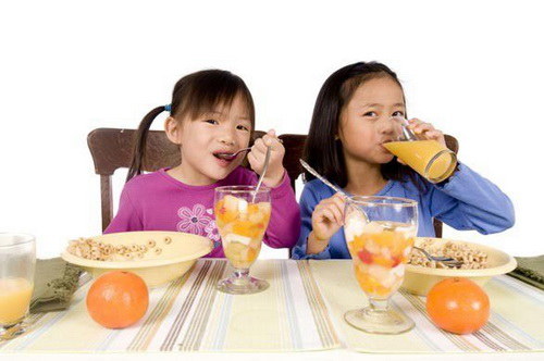  Trẻ cần ăn uống đủ chất, nhiều rau quả tươi, bổ sung bột yến mạch và sữa trong chế độ ăn.