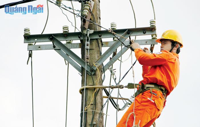 Nhân viên điện lực sửa chữa lưới điện nông thôn ở huyện Tư Nghĩa.