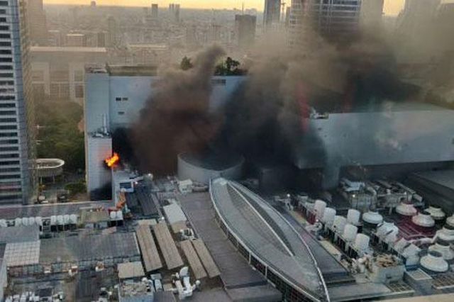 Khói bốc lên trong vụ cháy tại trung tâm mua sắm Centralworld (Ảnh: CNA)