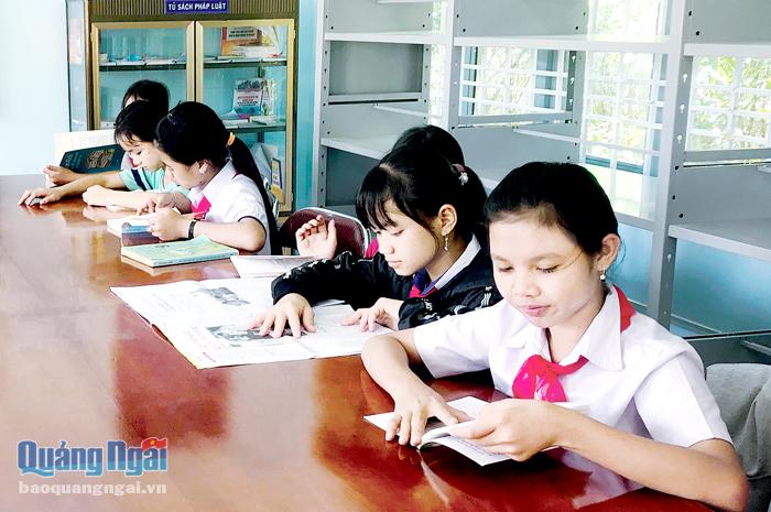 Học sinh Trường THCS DTNT huyện Ba Tơ trong giờ tự học.