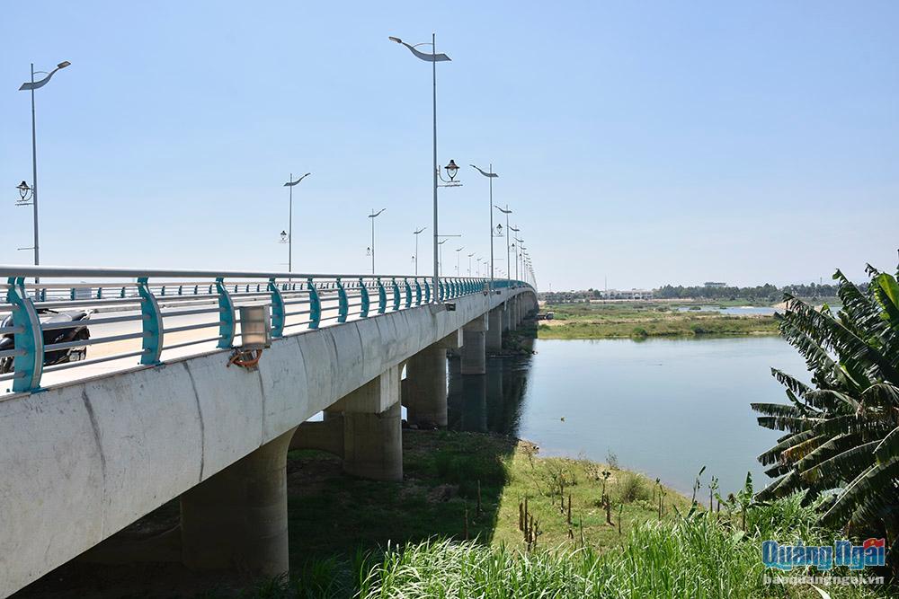 Mặc dù hoàn thành từ tháng 8.2018 nhưng đến nay cầu Thạch Bích vẫn chưa đưa vào sử dụng do vướng mặt bằng xây đường dẫn phía Bắc