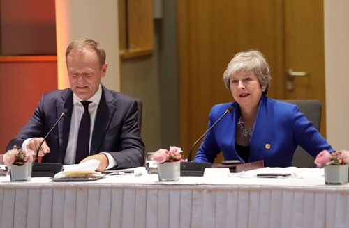  Thủ tướng Anh Theresa May và Chủ tịch Hội đồng châu Âu Donald Tusk tại cuộc gặp hôm 10-4. Ảnh: REUTERS