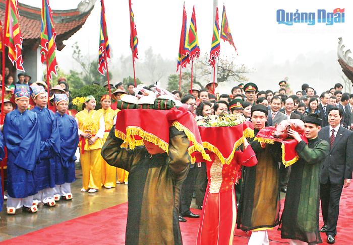 Dâng lễ vật tri ân công đức quốc tổ Lạc Long Quân trong dịp Lễ hội Đền Hùng. Ảnh: Phương Thanh