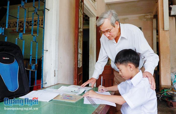 Phó Ban Khuyến học họ Lâm xã Tịnh Thọ (Sơn Tịnh) Lâm Văn Đại thăm hỏi, động viên con cháu.