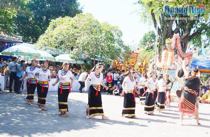  Hằng năm, tại điện Trường Bà, huyện Trà Bồng tổ chức lễ hội để cố kết cộng đồng, giúp người dân hiểu hơn về nguồn cội.