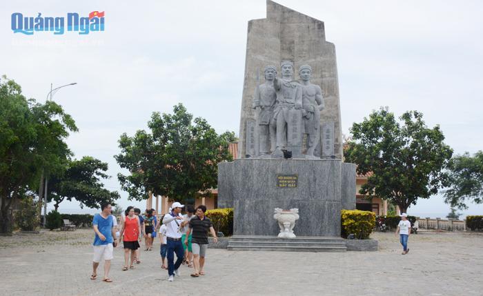 Du khách tham quan nhà trưng bày và tượng đài Đội Hoàng Sa kiêm quản Bắc Hải. Ảnh: M.Hạ