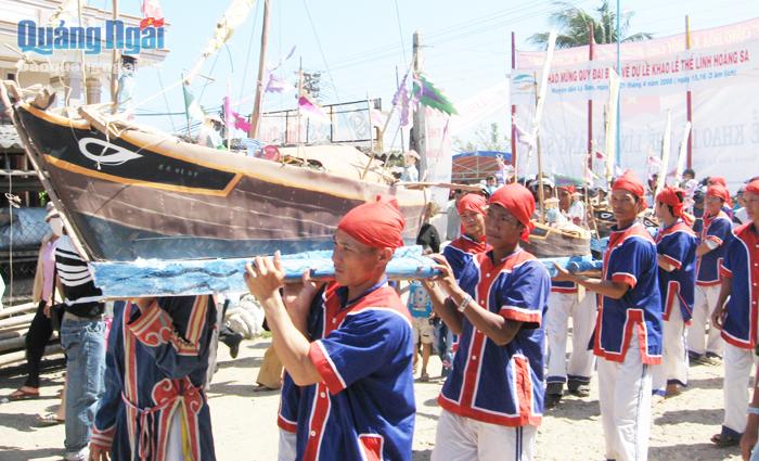 Nghi thức thả thuyền trong Lễ Khao lề thế lính Hoàng Sa ở Lý Sơn.