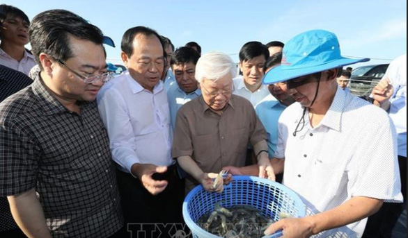 Tổng bí thư, Chủ tịch nước Nguyễn Phú Trọng thăm mô hình nuôi tôm công nghiệp tại huyện Kiên Lương, Kiên Giang ngày 13-4 - Ảnh: TTXVN