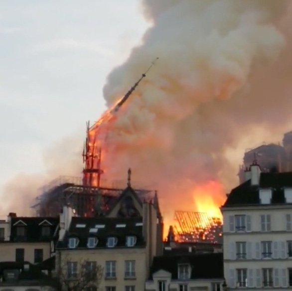 Tháp chuông đổ gập do sức tàn phá của lửa - Ảnh: REUTERS