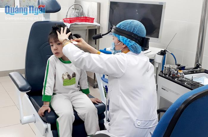  Bác sĩ đang khám cho trẻ bị viêm tai giữa tại Bệnh viện Sản - Nhi tỉnh.