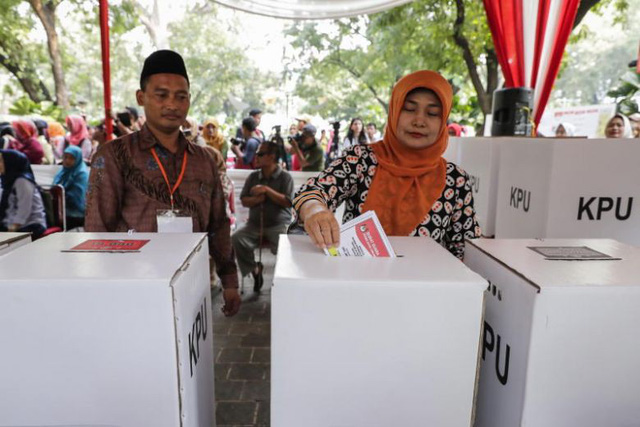  Người dân Indonesia bỏ phiếu ngày 17-4 - Ảnh: STRAITSTIMES