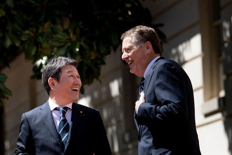 Bộ trưởng Kinh tế Nhật Bản Toshimitsu Motegi (trái) và đại diện thương mại Mỹ Robert Lighthizer trò chuyện trước khi bước vào đàm phán.