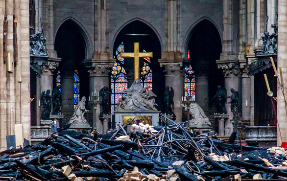  Bên trong nhà thờ sau vụ cháy ngày 15-4 - Ảnh: REUTERS