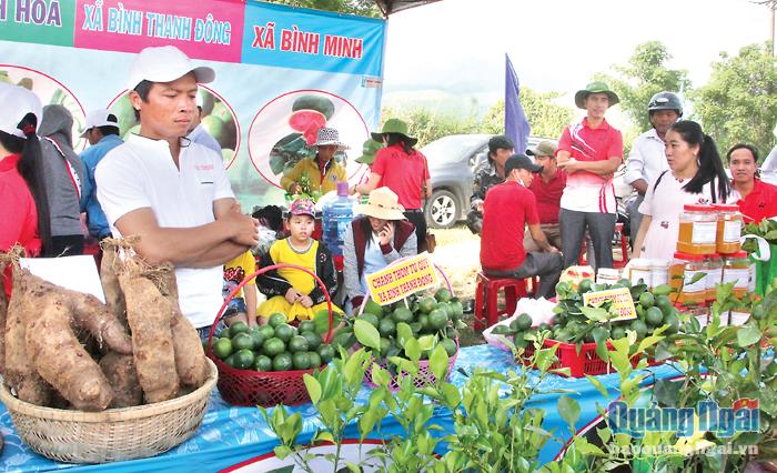 Xã Bình Thanh Đông giới thiệu sản phẩm địa phương tại Lễ hội dưa hấu Bình Sơn năm 2019.