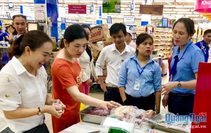 Nhân viên Siêu thị Co.op Mart Quảng Ngãi hỗ trợ kỹ năng bán hàng cho nhân viên các HTX có quầy sạp tại siêu thị.