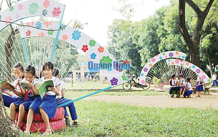 Trường Tiểu học La Hà, Nghĩa Thương (Tư Nghĩa) thu hút học sinh đến với thư viện xanh.