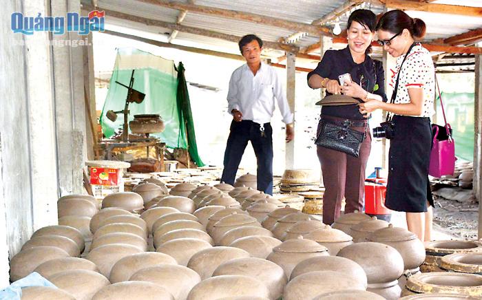  Sản phẩm gốm ở Phổ Khánh được nhiều khách hàng ưa chuộng vì độ bền cao và tinh xảo.