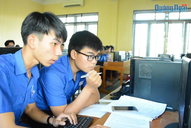 Học sinh Trường THPT Huỳnh Thúc Kháng thi thử online trên hệ thống riêng của trường.