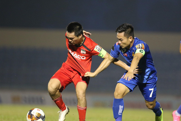  Thủ quân Đinh Thanh Trung (phải) góp công lớn vào chiến thắng 3-0 của Quảng Nam ở vòng 6 V-League 2019. Ảnh- THẮNG LÊ