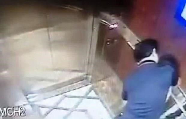 Ông Nguyễn Hữu Linh có hành vi ôm hôn, sàm sỡ bé gái trong thang máy. (Hình ảnh cắt từ clip camera an ninh)