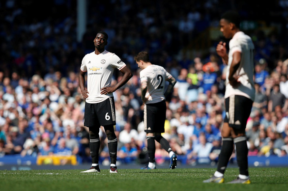  Nỗi thất vọng của các cầu thủ M.U sau trận thua Everton - Ảnh: REUTERS