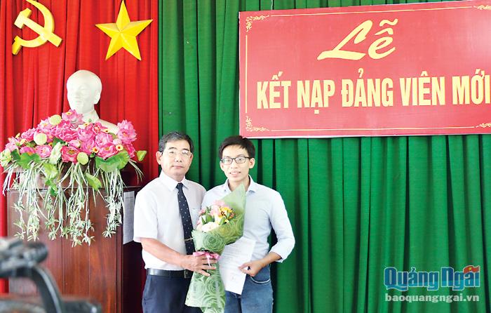 Đảng bộ Trường THPT Trần Quốc Tuấn (TP.Quảng Ngãi) tổ chức kết nạp Đảng cho những học sinh có kết quả học tập xuất sắc.