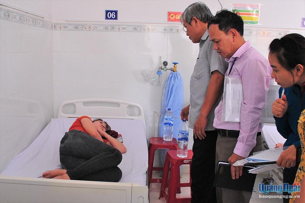 Nhiều công nhân bị ngộ độc đã được đưa vào điều trị tại Trung tâm Y tế huyện Bình Sơn