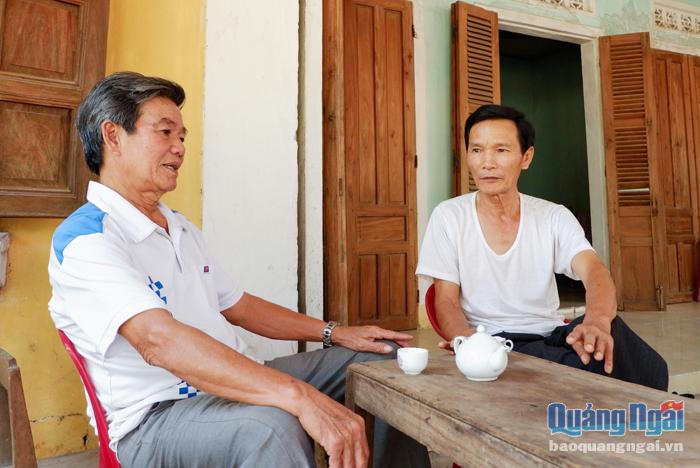 Ông Nguyễn Huy Sơn (bên trái) trở thành “cầu nối” giữa chính quyền và người dân trong vận động nhân dân nhường đất cho dự án.