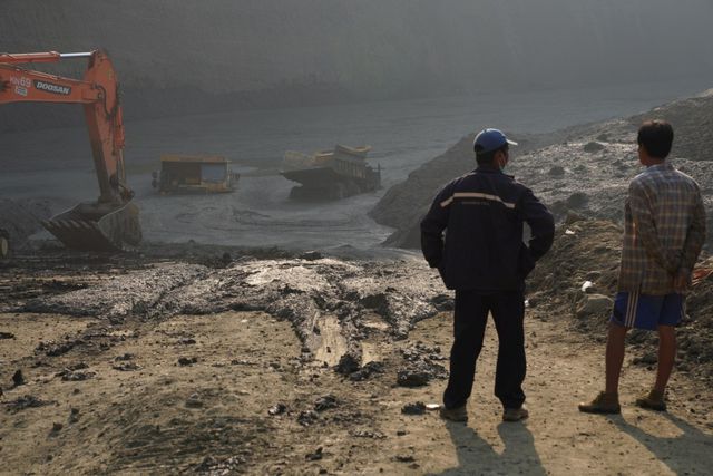 Hiện trường vụ sạt lở mỏ ngọc ở Hpakant (Ảnh: Reuters)