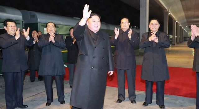 Chủ tịch Triều Tiên Kim Jong-un vẫy chào trước khi lên tàu rời Bình Nhưỡng, tới Nga. (Ảnh: KCNA)