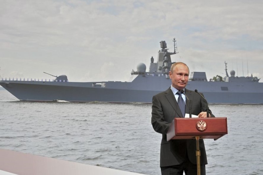  Tổng thống Nga theo dõi lễ hạ thủy tàu ngầm Belgorod. Ảnh: AP.