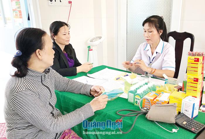  Người dân xã Tịnh Ấn Đông (TP.Quảng Ngãi) khám bệnh, nhận thuốc tại trạm y tế xã theo diện BHYT.