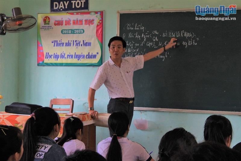 Thầy Phạm Tô Ninh luôn là tận tâm với nghề và hết lòng vì học trò nghèo.