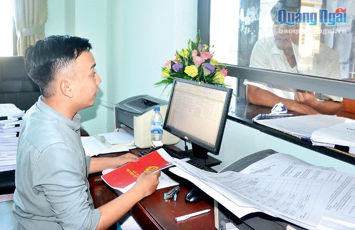  Cán bộ bộ phận một cửa UBND huyện Sơn Tịnh giải quyết hồ sơ cho người dân.