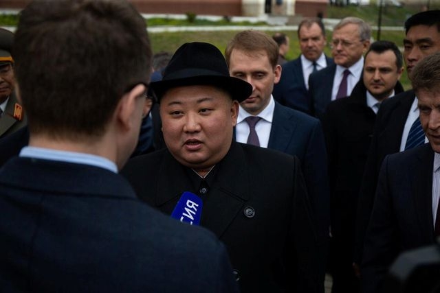 Nhà lãnh đạo Kim Jong-un trả lời phỏng vấn truyền thông Nga hôm 24/4. (Ảnh: Reuters)