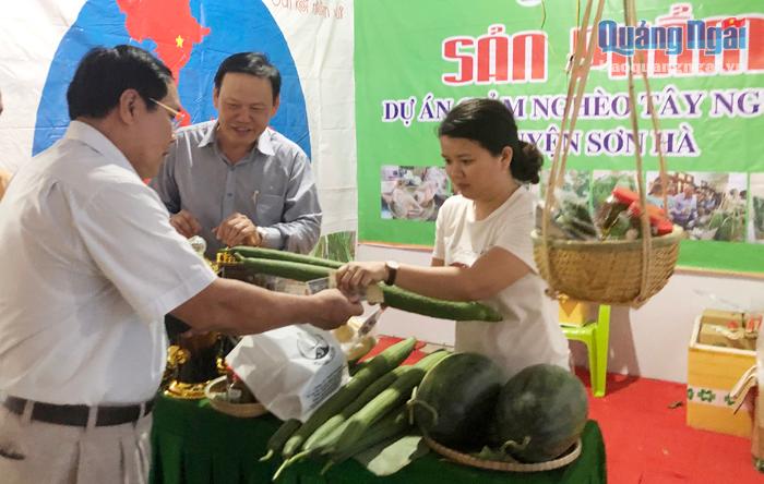 Sản phẩm của huyện Sơn Hà tham gia “Phiên chợ hàng Việt huyện Minh Long - năm 2019”.