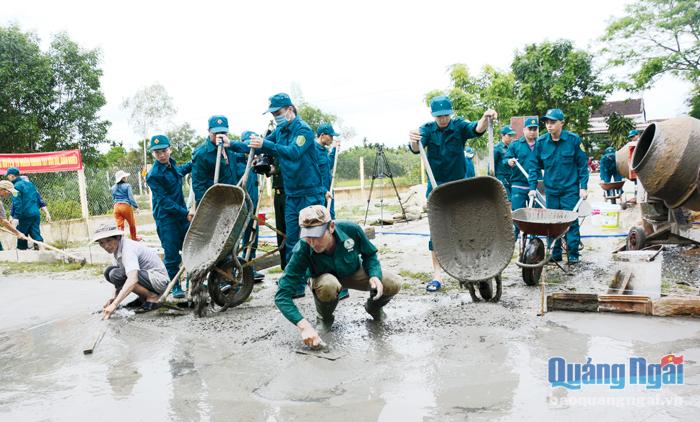 Lực lượng dân quân tự vệ tham gia bê tông sân Nhà văn hóa thôn Phú Thuận, xã Nghĩa Thuận (Tư Nghĩa).
