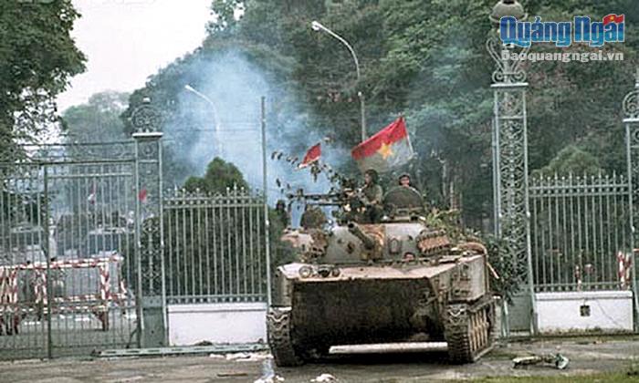  Xe tăng của quân giải phóng tiến vào dinh Độc Lập ngày 30.4.1975.                                                                                       Ảnh: tL