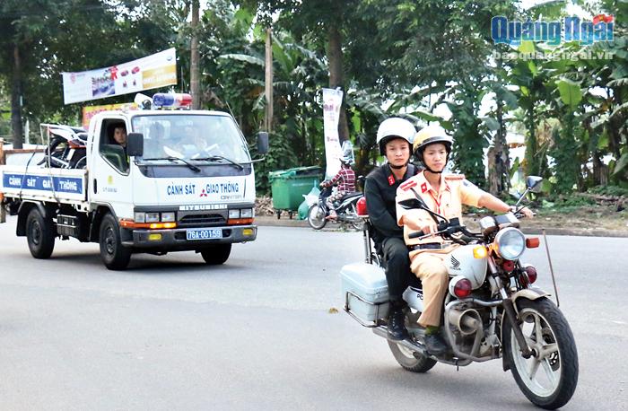 Cảnh sát giao thông Công an TP.Quảng Ngãi tuần tra kiểm soát trật tự an toàn giao thông.