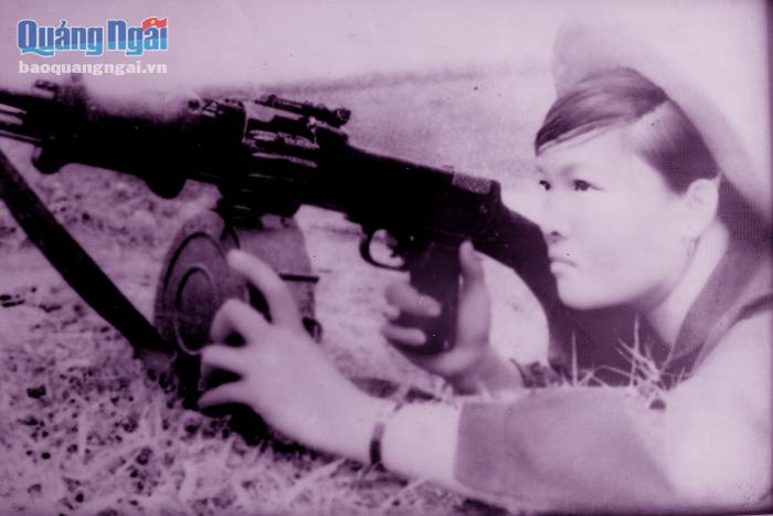 Bà Trịnh Thị Tuyết Mai đánh địch càn tại xã Phổ Thuận (Đức Phổ) năm 1973.